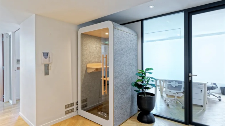 Phone booth 2 rue Hanovre