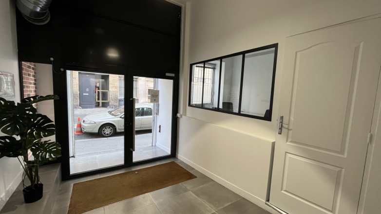entrance office space Paris