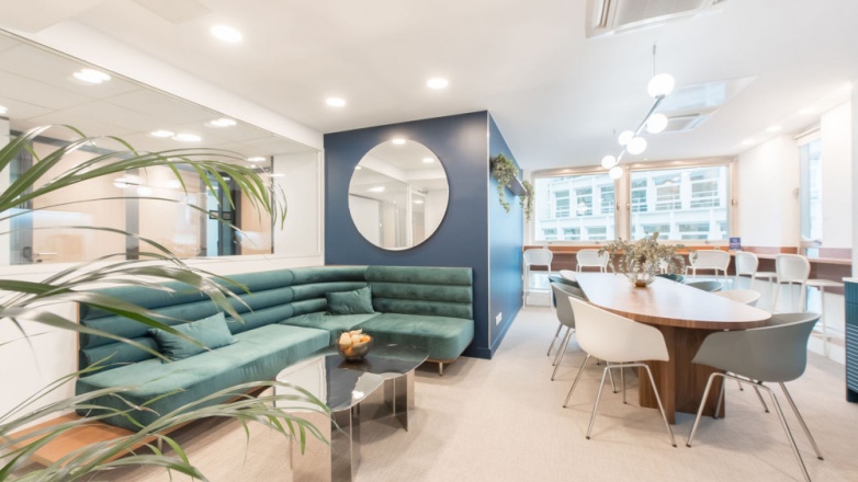 Open area 42 Avenue Montaigne