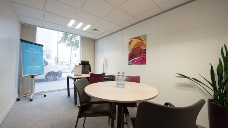 Desks 60 Avenue Charles de Gaulle