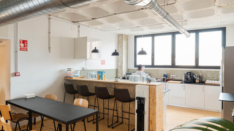 Lunchroom with fully equipped pantry