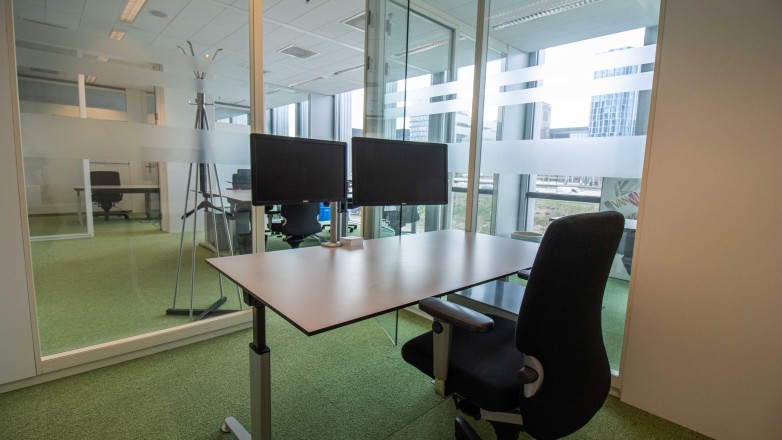Smaller office with screens claude debussylaan