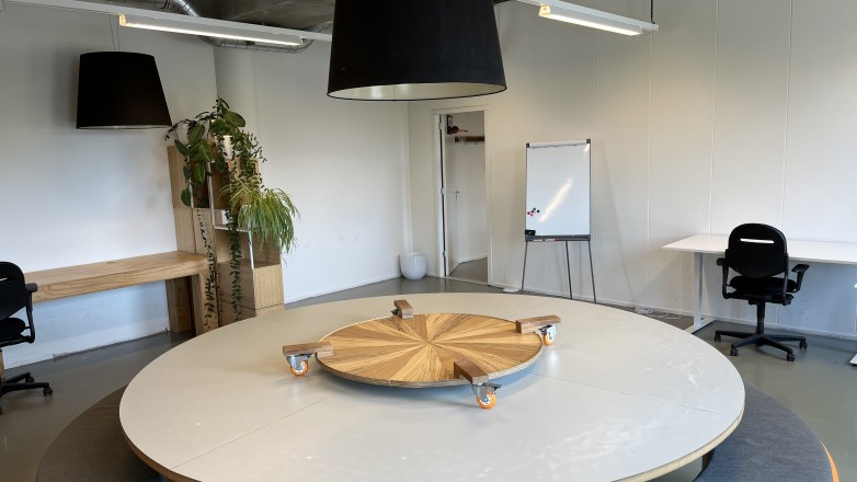 large round table meeuwenlaan
