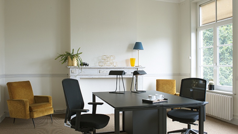Small office with classical details Rue Père de Deken 14