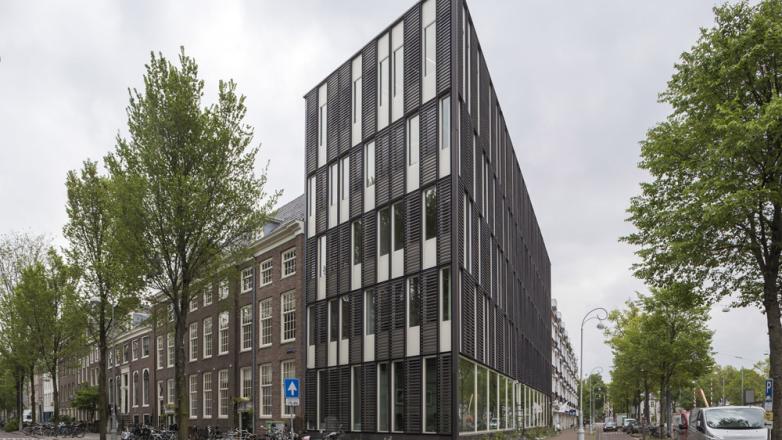 Buitenaanzicht van het kantoorpand aan de Muiderstraat 1 in Amsterdam