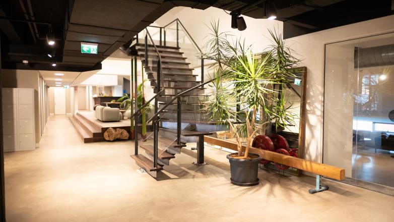 Een gang met planten en bank in het kantoor Olympisch Stadion 24-28 in Amsterdam