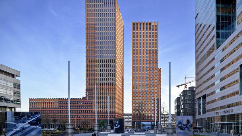 Buitenaanzicht van de kantoorpanden van het Gustav Mahlerplein 104-115 in Amsterdam