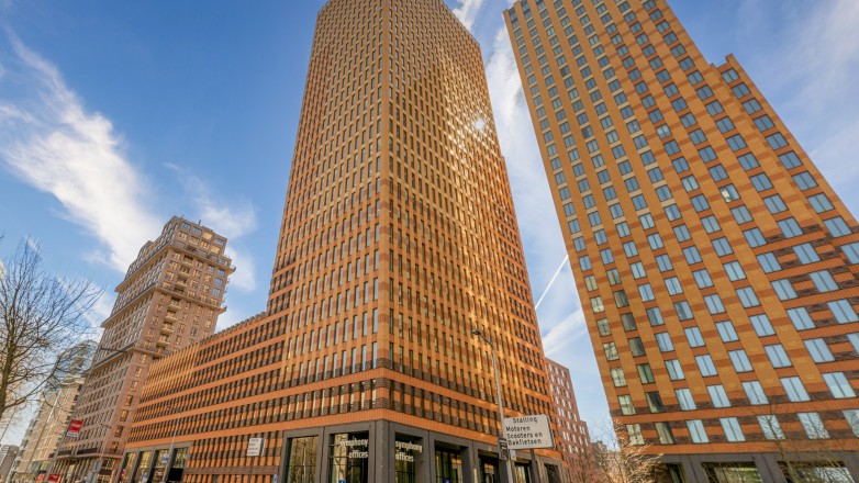 Buitenaanzicht van de kantoorpanden van het Gustav Mahlerplein 104-115 in Amsterdam