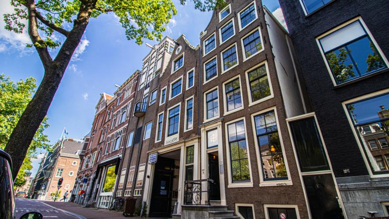 Buitenaanzicht van het authentieke kantoorpand aan de Herengracht 221 in Amsterdam