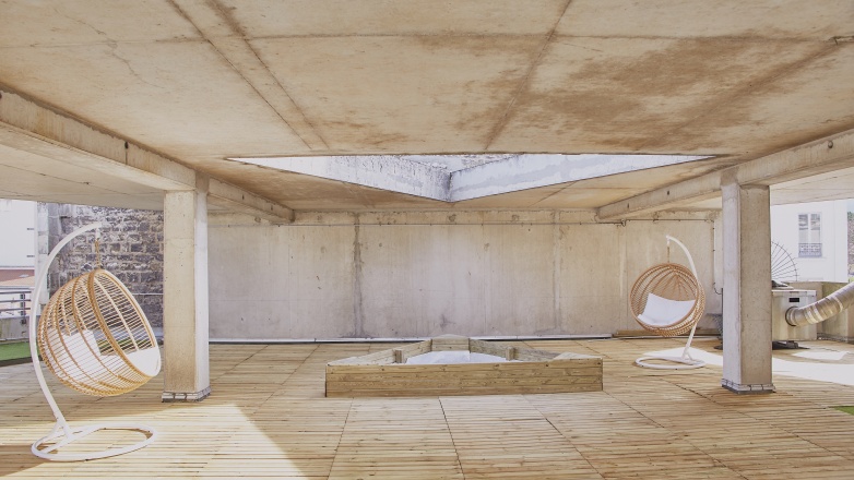 Canopy with chairs 1 impasse Reille