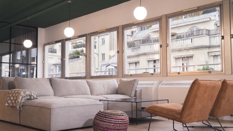 Large windows 10 rue Treilhard