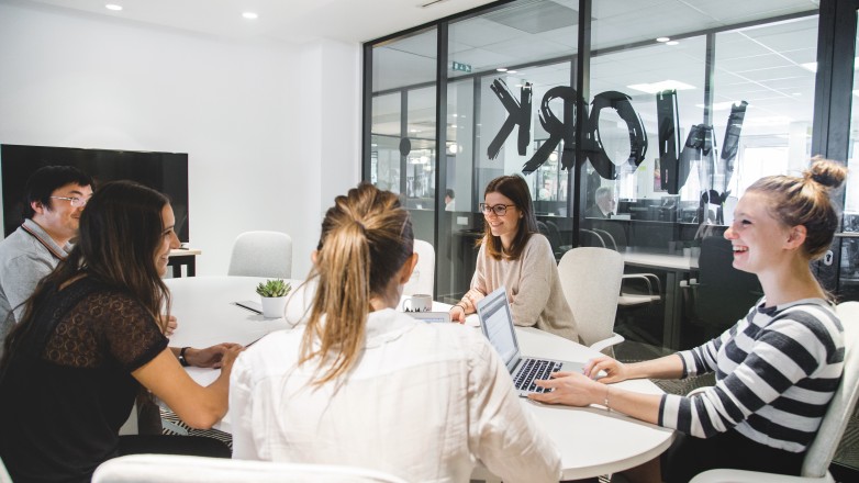 Meeting room for multiple people 8 rue de l'hôtel de ville