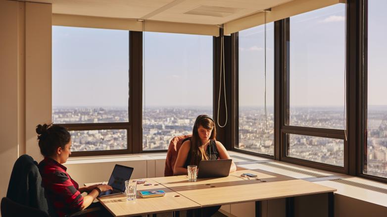 Office with large windows 33 avenue du Maine