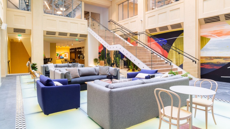 Lounge and stairway 106 Boulevard Haussmann 