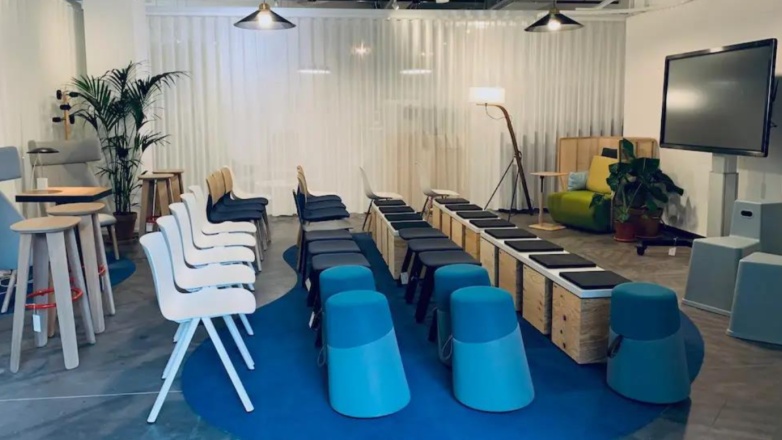 Classroom setting meeting room side view 120 Avenue Ledru Rollin