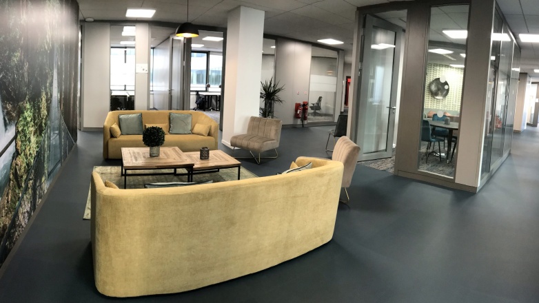Communal area and multiple workplace rooms 24 Boulevard Gallieni