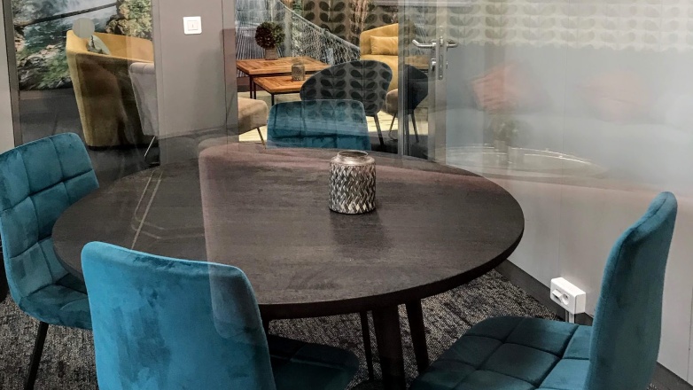 Small meeting place in glass room 24 Boulevard Gallieni