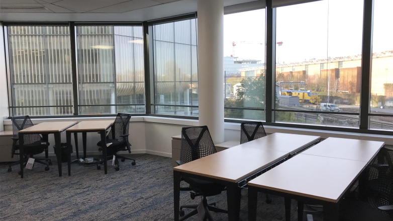 Office space with large windows 24 Boulevard Gallieni