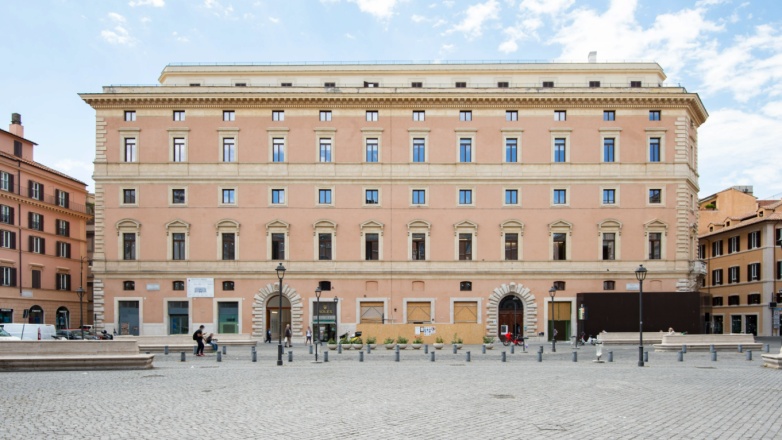 Beautiful Palazo Marignoli Building Piazza di San Silvestro 8