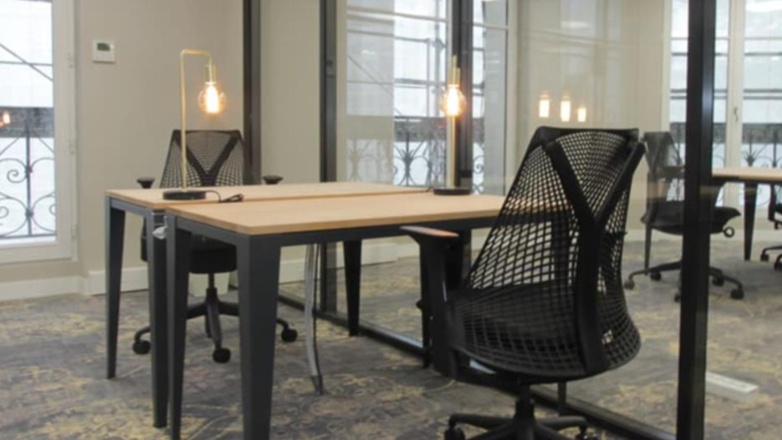 Office in glass room 58 Rue de la Victoire