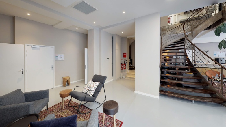 Communal area and stairway 104 boulevard Sébastopol