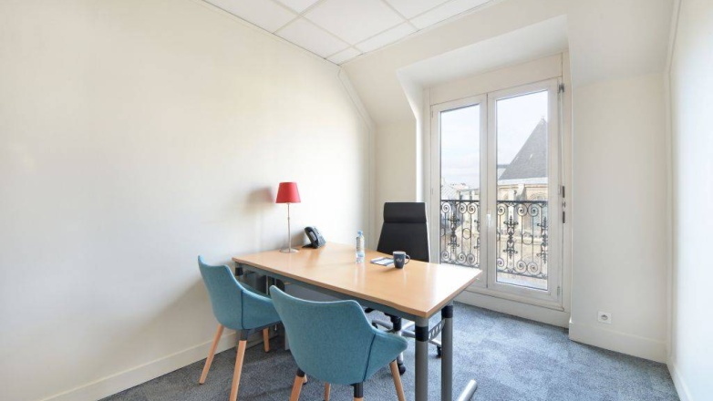 small office at 52 Boulevard Sébastopol