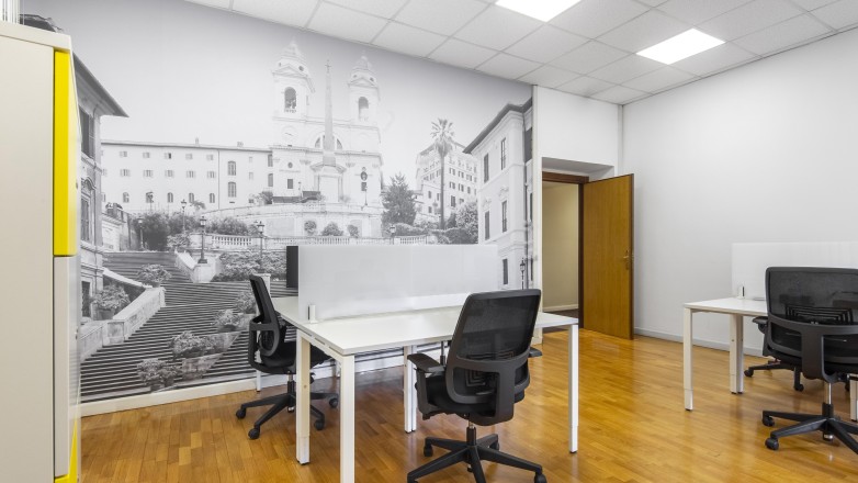 Small open office with seperated workplaces Piazza del Popolo 18