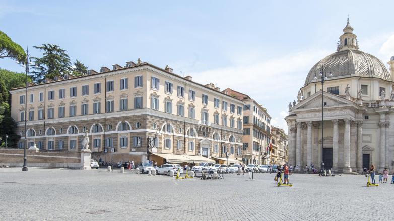 pedestrianised square next to Piazza del Popolo 18