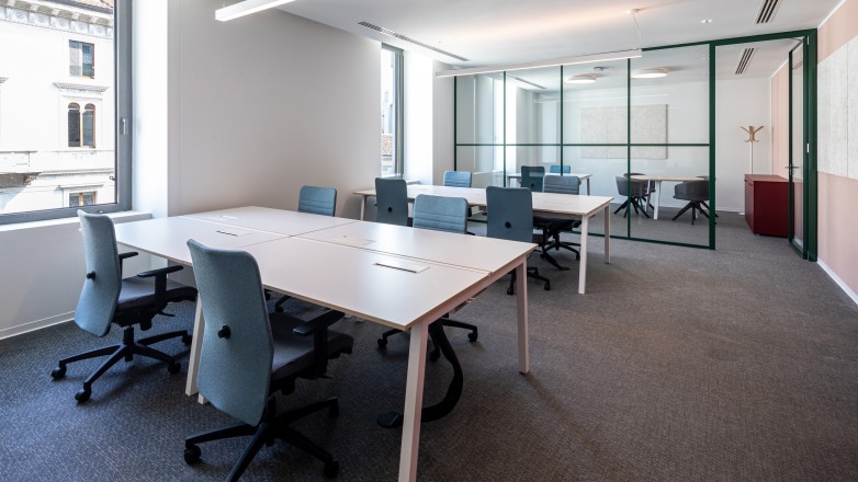 Small office space with private office Via Dante 7