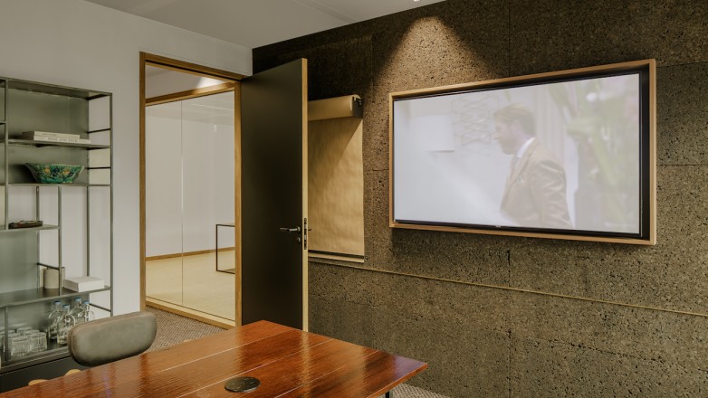 Meetingroom with large presentation screen